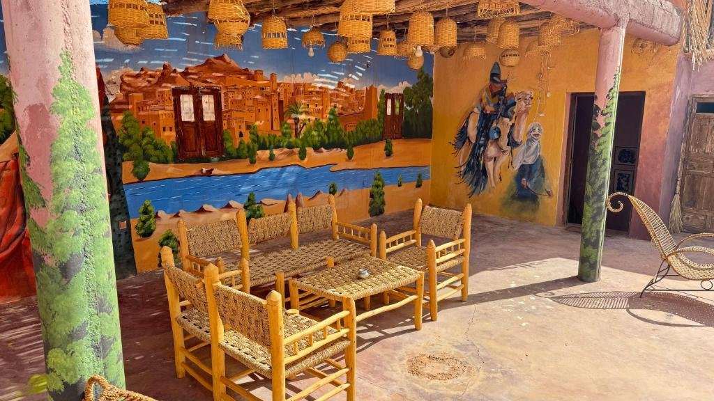 Terrasse ombragée peinte de fresques berbères, parfaite pour se détendre