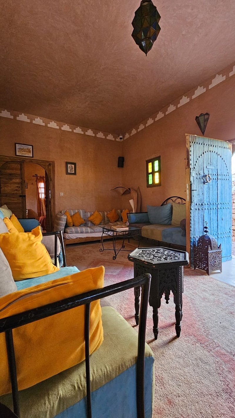 Salon marocain cosy aux coussins colorés et lanternes traditionnelles